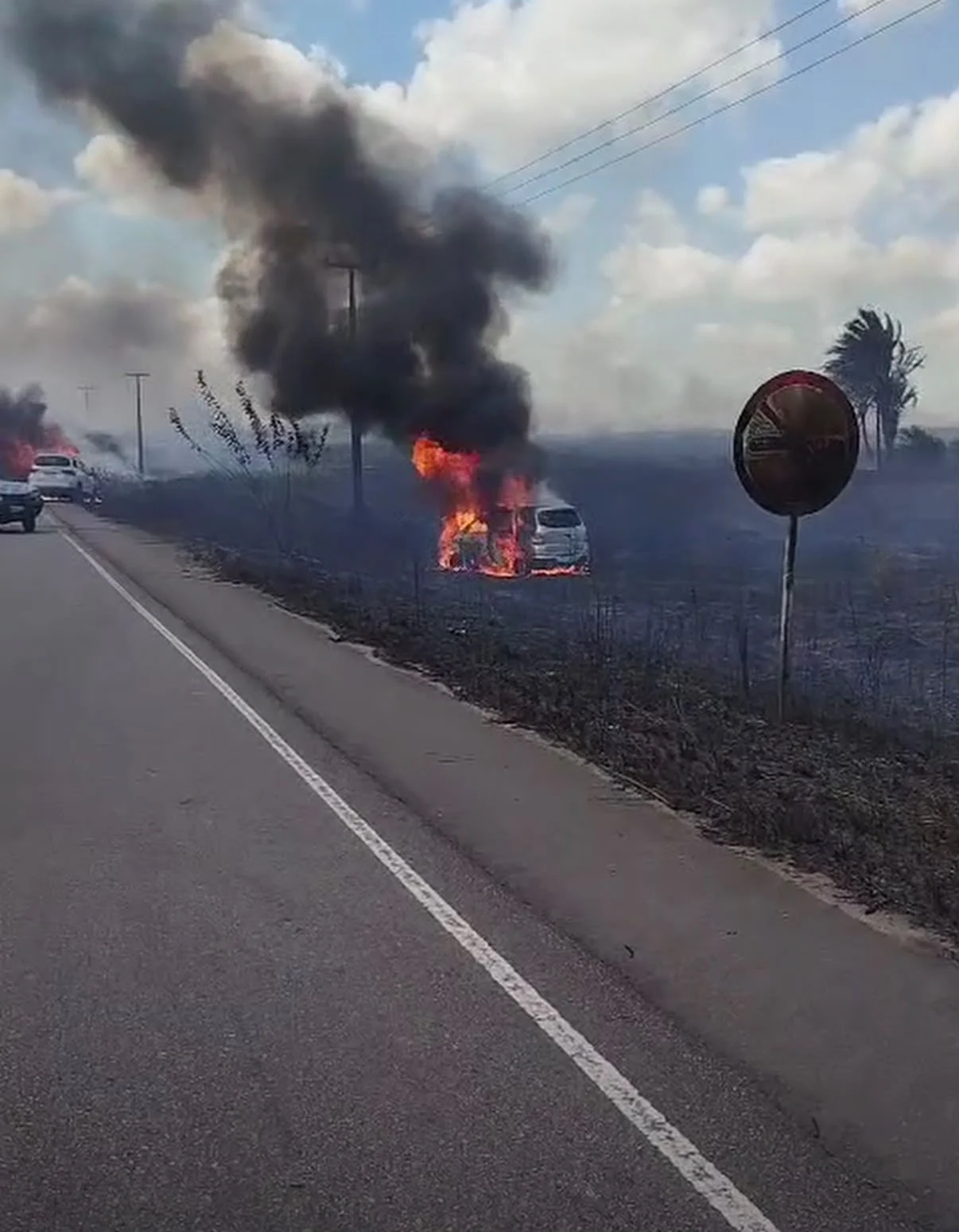 Incêndio às margens da PB-034 provoca colisões e destruição de veículos em Alhandra