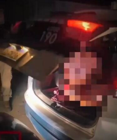Polícia Militar prende dois homens e apreende drogas e um simulacro de pistola, em Conceição